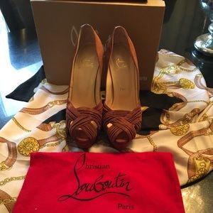 ✨Beautiful Christian Louboutin Platform Pumps✨