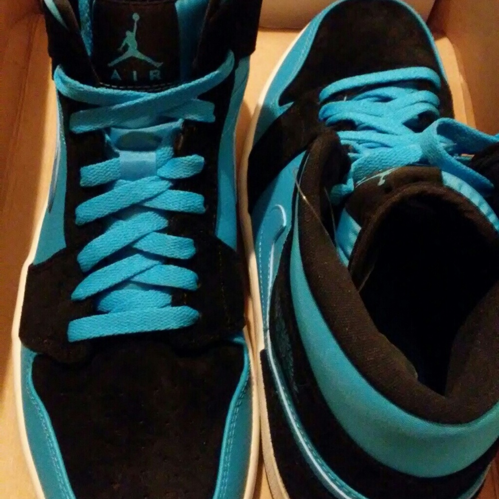 NEW NIKE AIR JORDAN 1