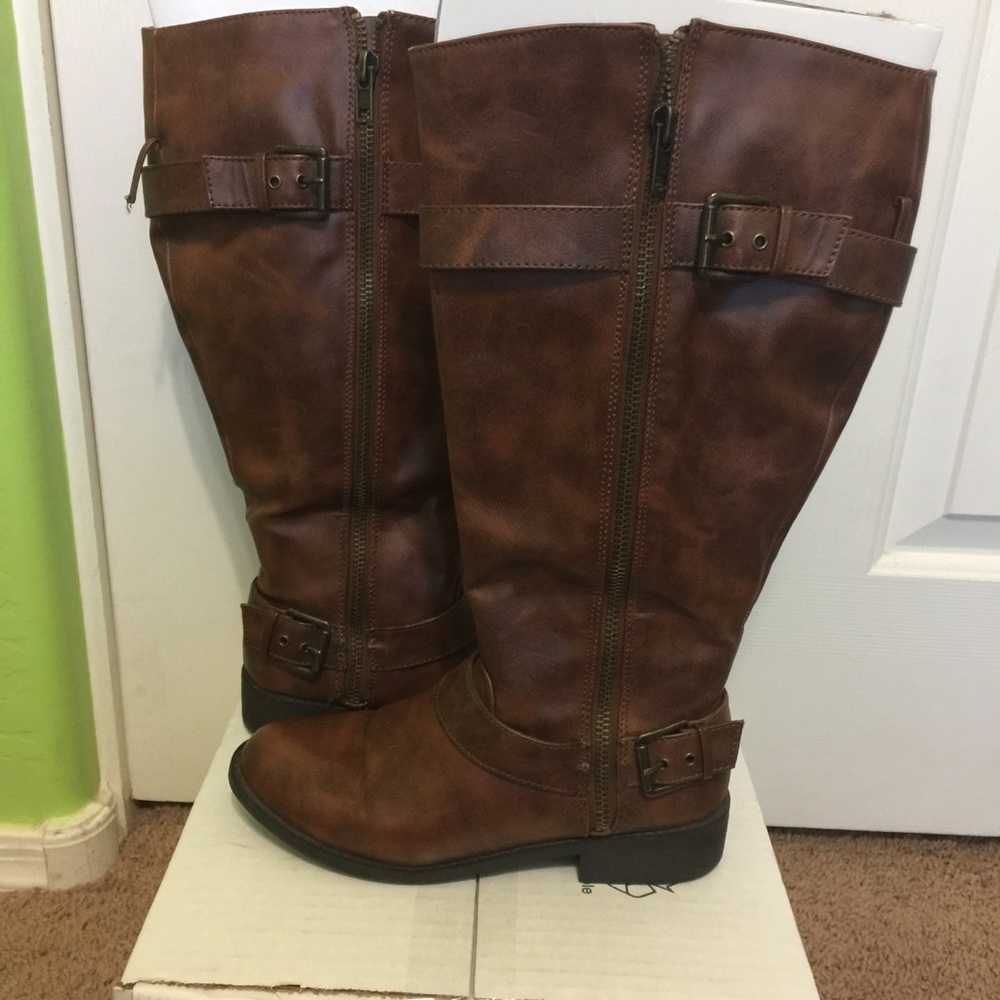 Brown sz7 WIDE CALF boots.