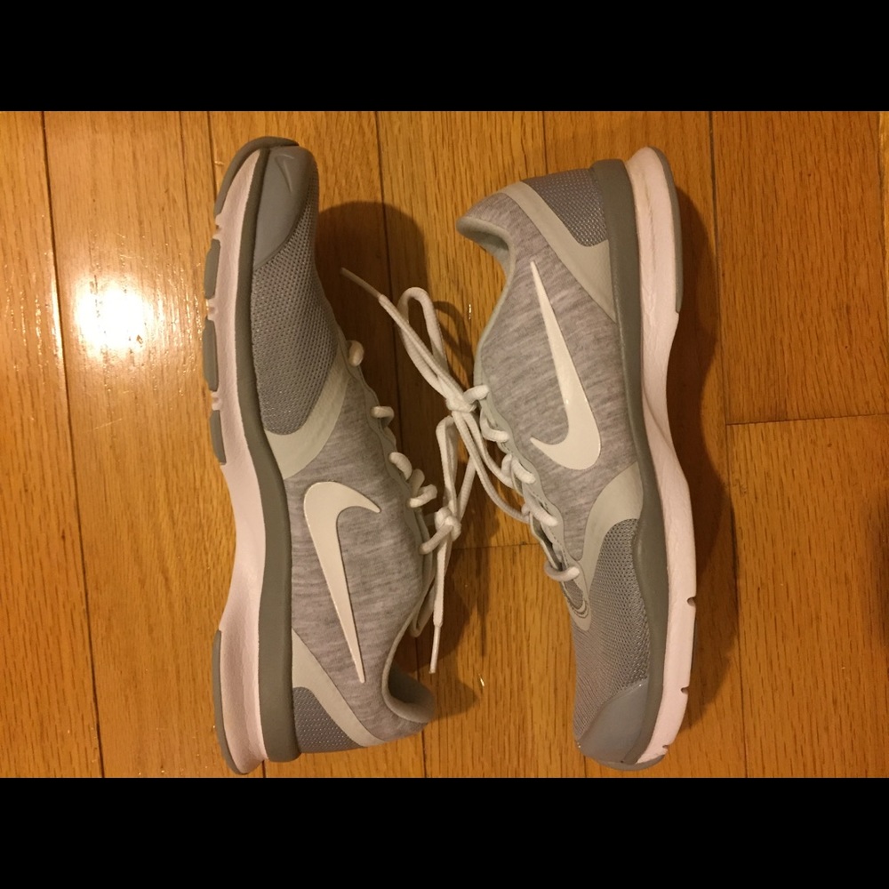 NIKE TENNIS SHOES