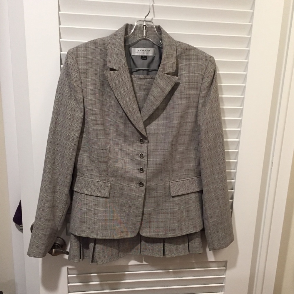 TAHARI SKIRT SUIT SZ 10