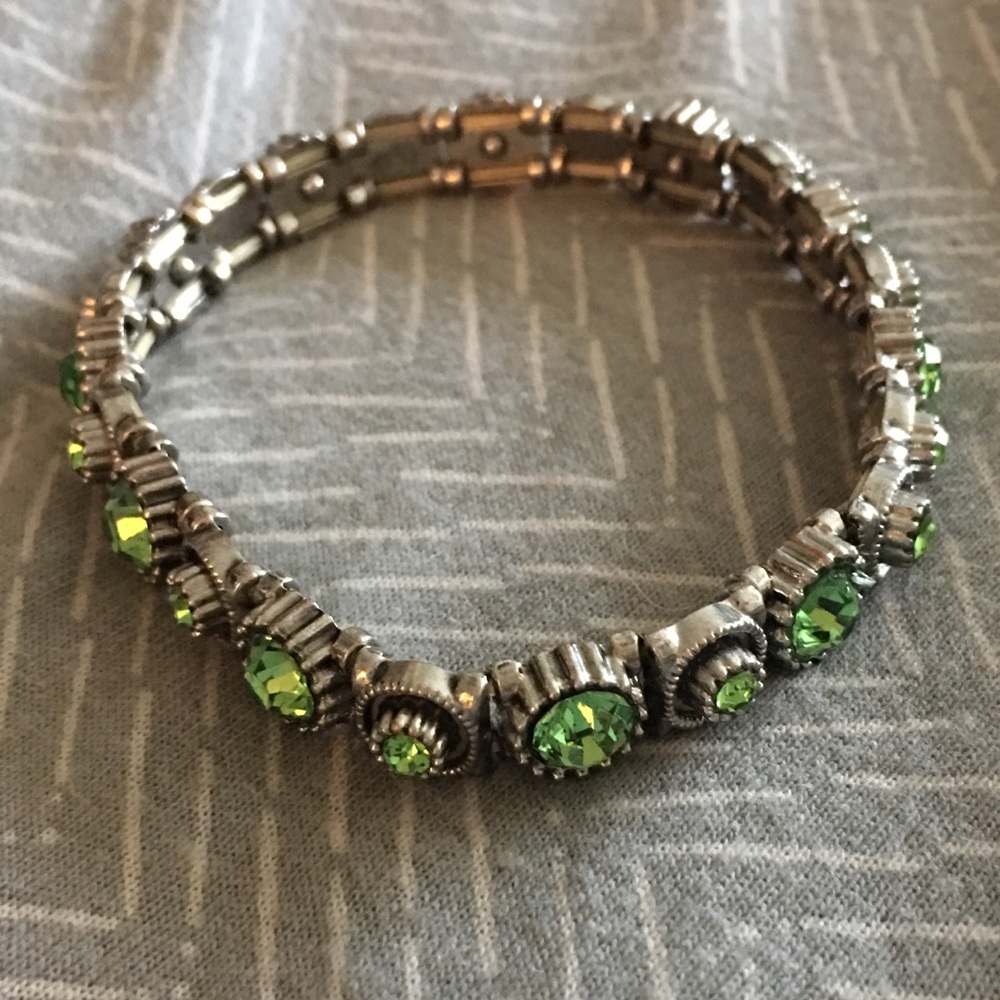 Very cool green elastic bracelet