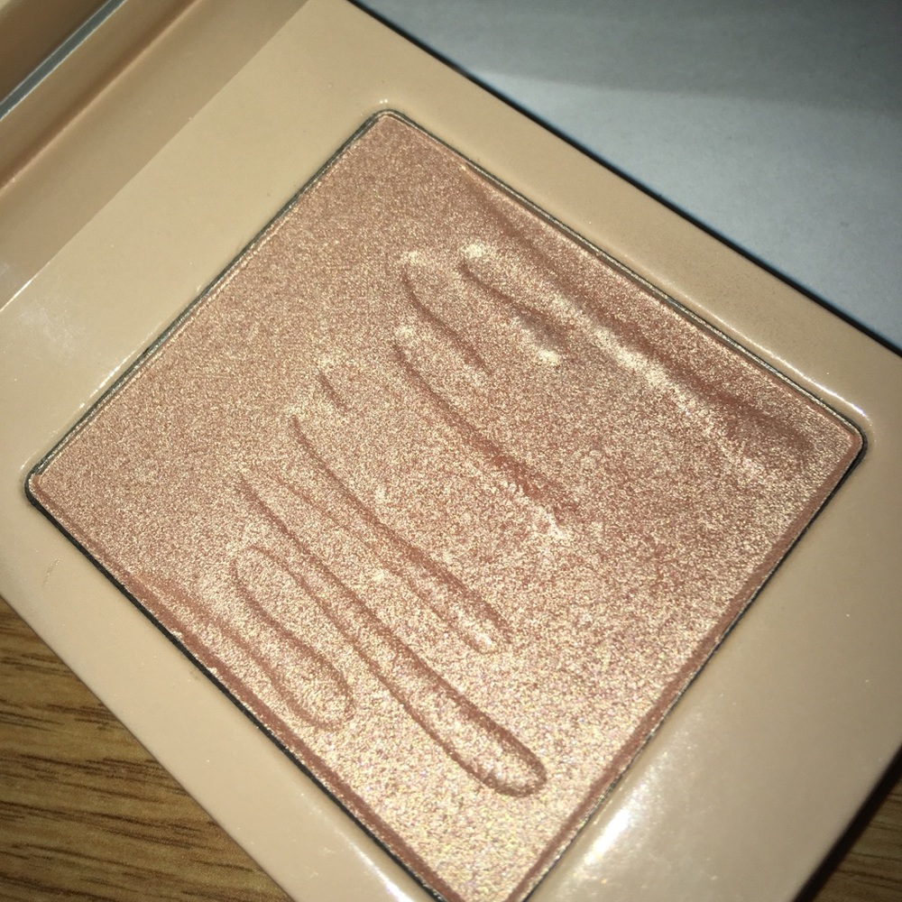 Kylie highlighter in cotton candy cream