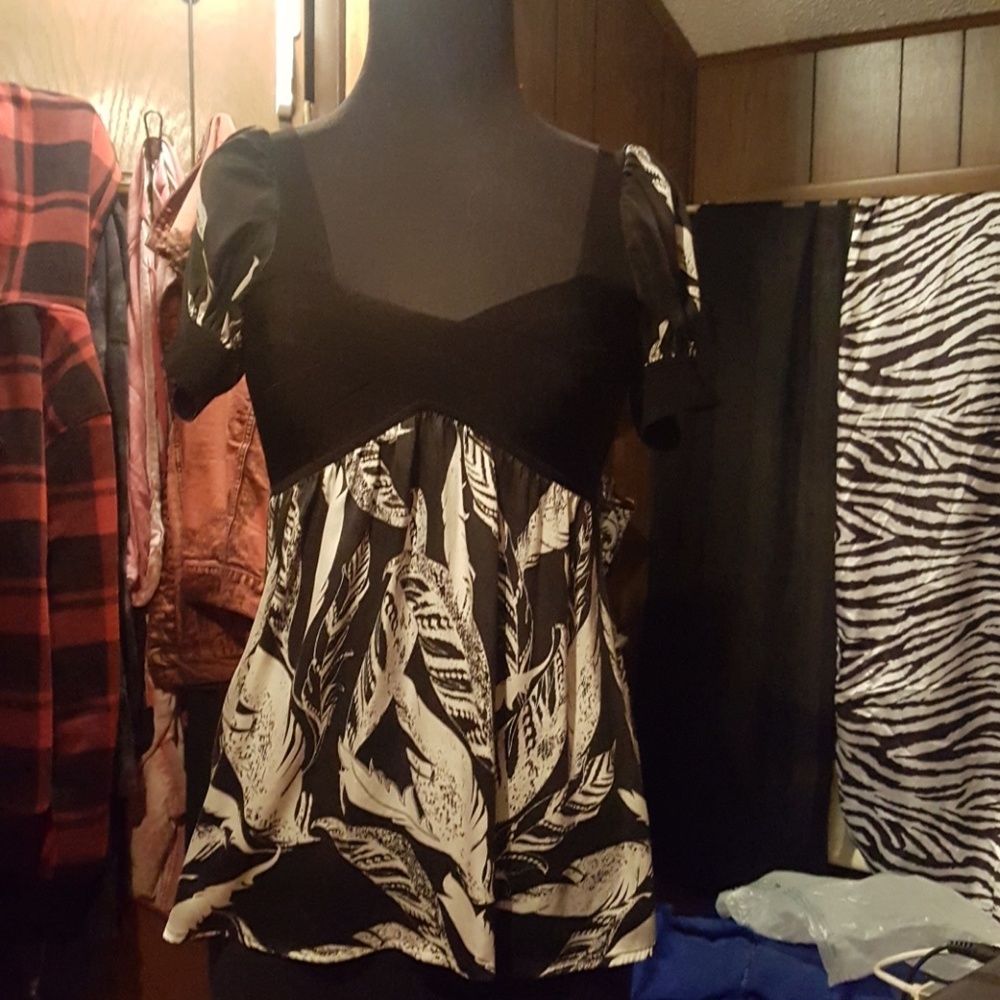 Bebe Black & White Silky Print Short Sleeve Blouse