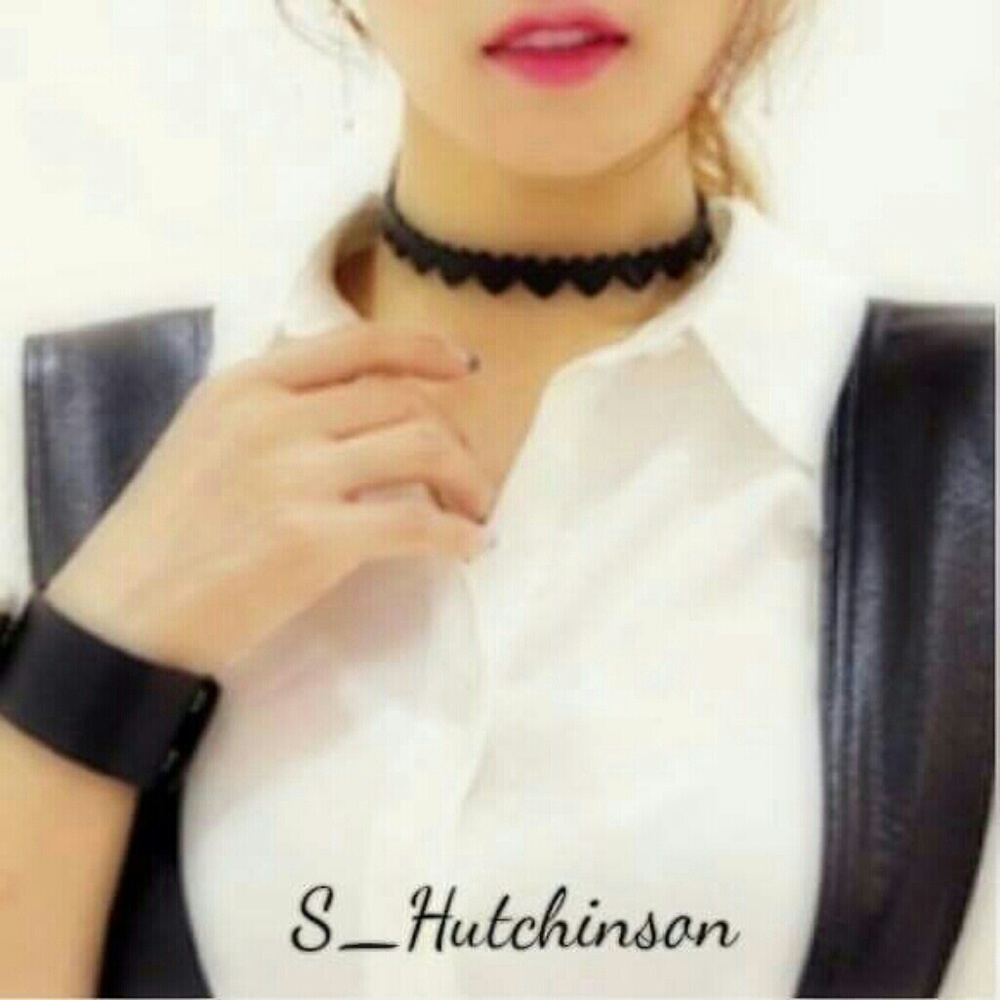 Trendy Black Heart Choker