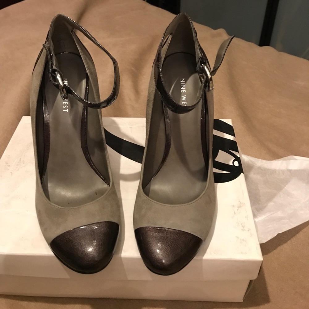 NIB grey suede/pewter patent ankle strap