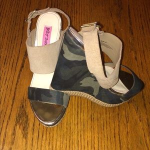 Betsey Johnson camo Wedges sz 7M