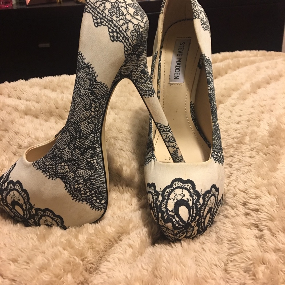 Steve Madden Black & White Lace Pattern Pump