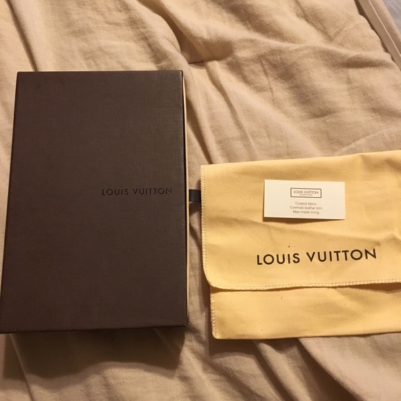 Authentic Louis Vuitton phone case - Picture 2 of 8
