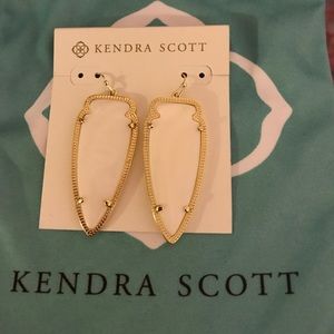 Kendra Scott Skylar Gold Earrings in White mop