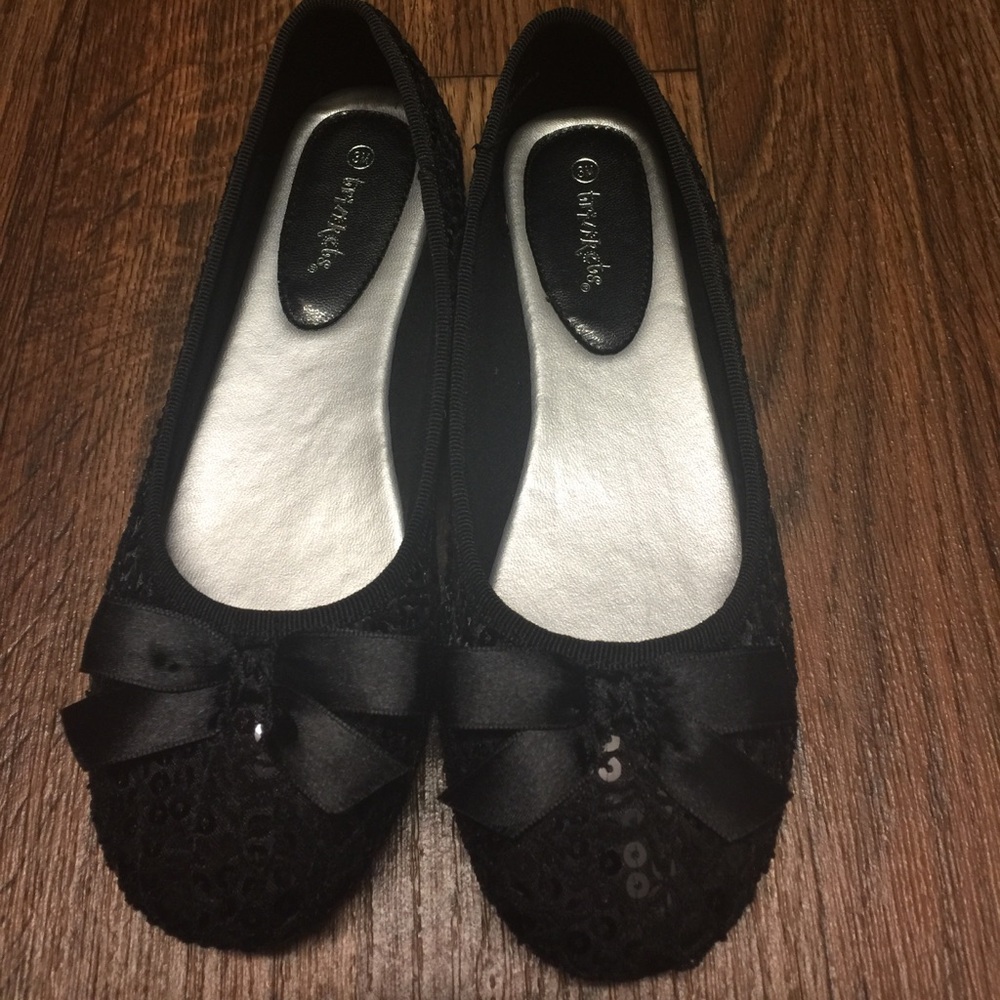 Size 3 girls flats