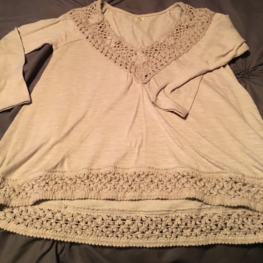 Hollister crotchet trim high low shirt