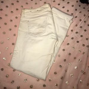 💟 cute hole white American eagle jeans!