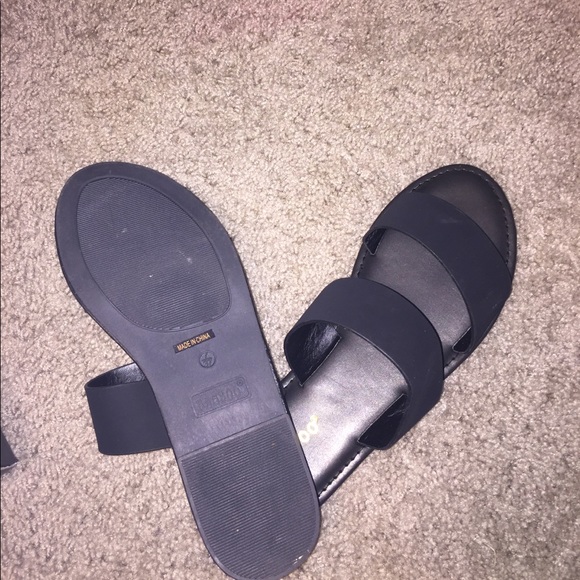To narrow for my feet, Great condition. Never worn - Picture 2 of 2