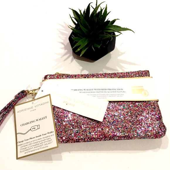 👛 New Adrienne Vittadini Wristlet FIRM PRICE - Picture 2 of 7