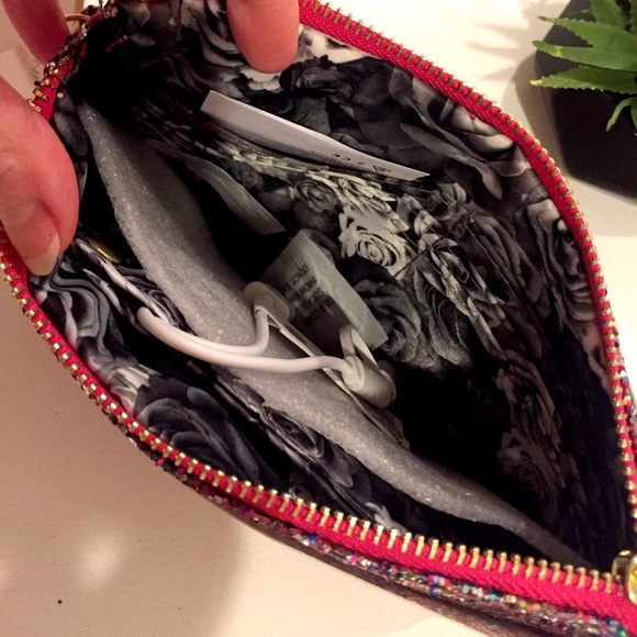 👛 New Adrienne Vittadini Wristlet FIRM PRICE - Picture 4 of 7