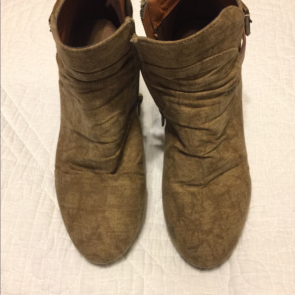 Yoki wedge bootie tan size 6