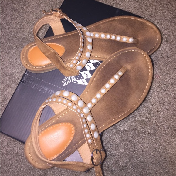 Woman’s tan sandals - Picture 2 of 2