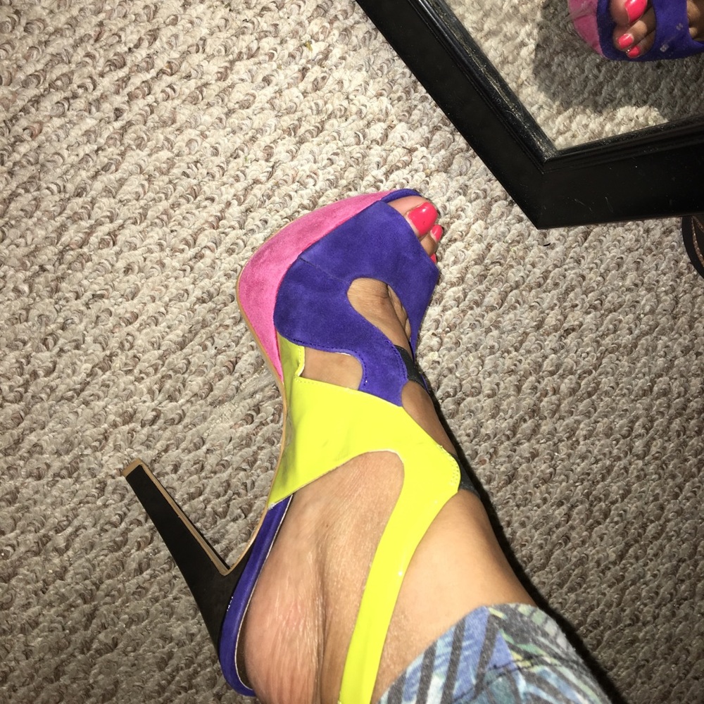 Multi tone platform heels
