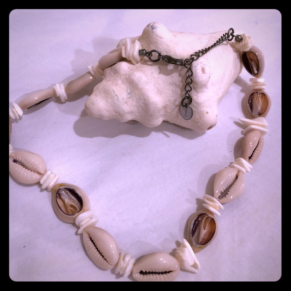 Beautiful adjustable shell necklace