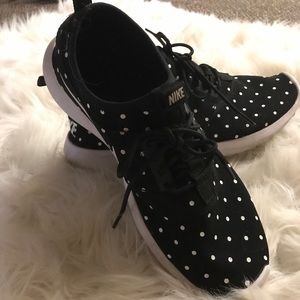 Black polka dot Nike’s
