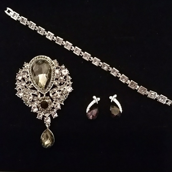 Cinderella Jewelry Jewelry - Vintage like Brooch pin set. Sale!
