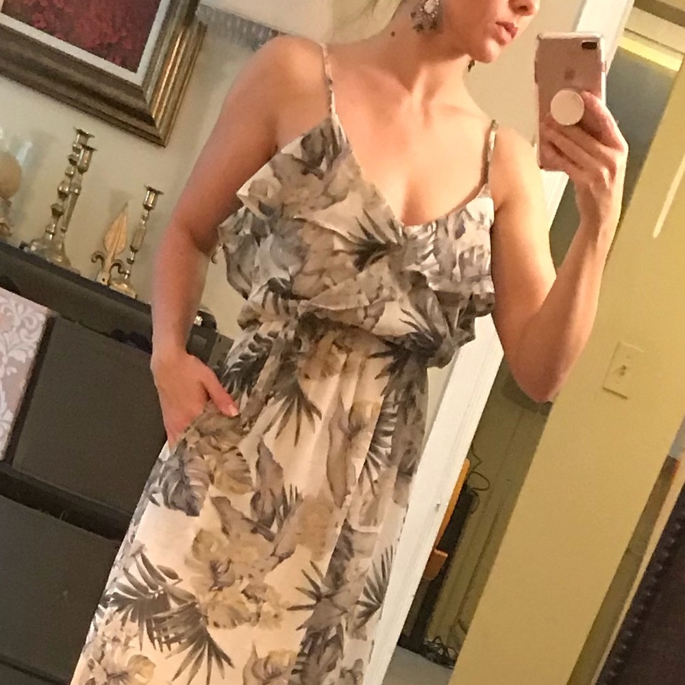 Flirty maxi dress, sheer from knee down - Picture 2 of 6