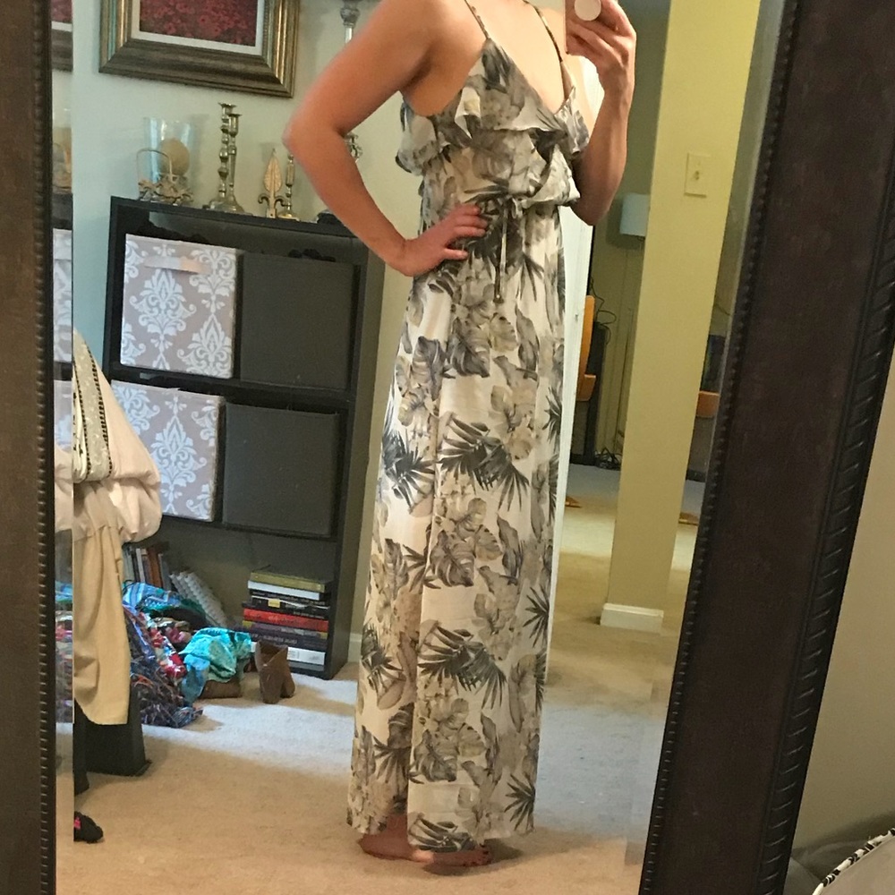 Flirty maxi dress, sheer from knee down - Picture 3 of 6