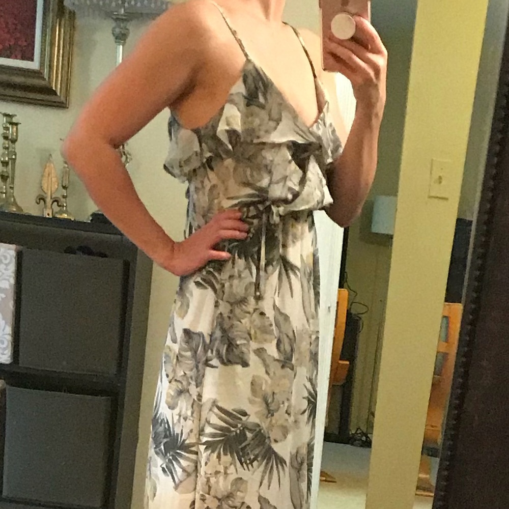 Flirty maxi dress, sheer from knee down - Picture 4 of 6