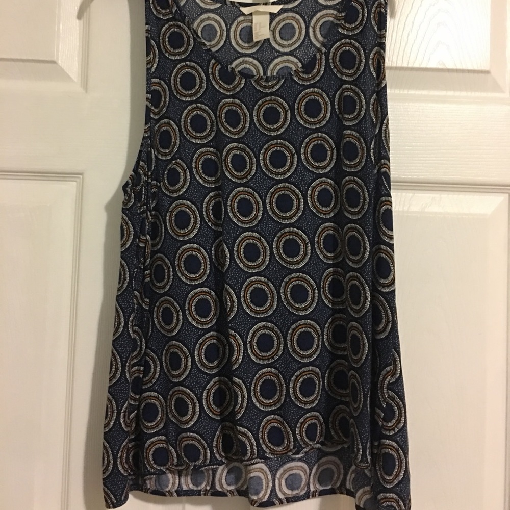 Sleeveless blue blouse