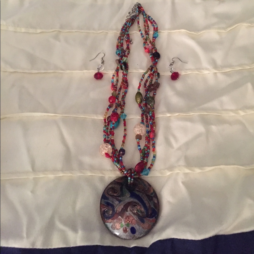 Beautiful necklace/earring set.