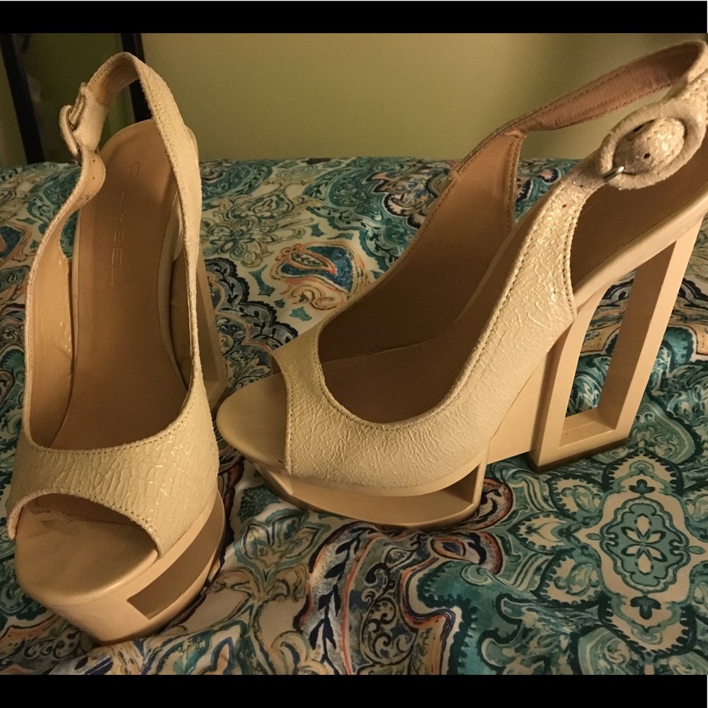 Cream Transparent C label Wedge Pump