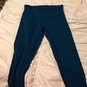 LIKE NEW lululemon wunder unders size 6