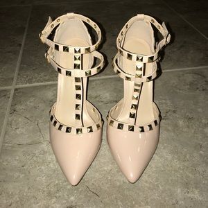 Nude pumps!