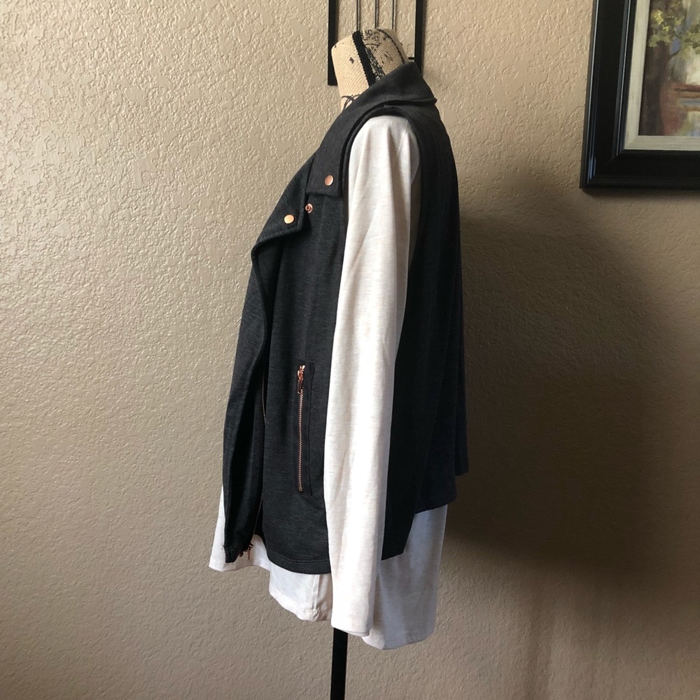 • grey vest • - Picture 3 of 7