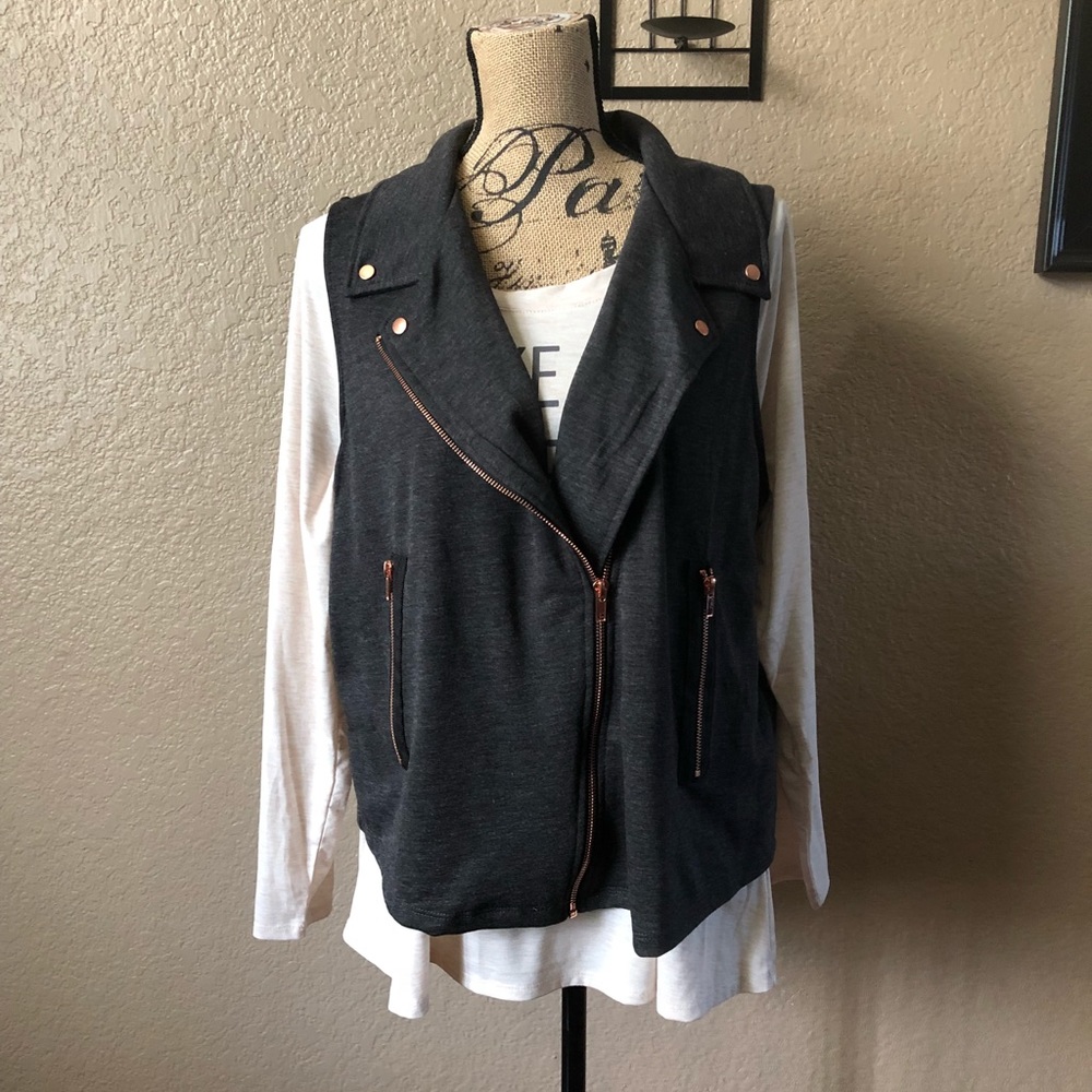 • grey vest • - Picture 5 of 7