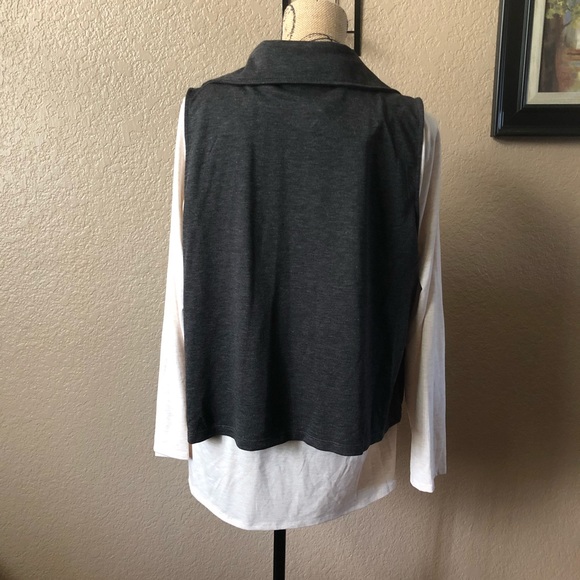 • grey vest • - Picture 4 of 7
