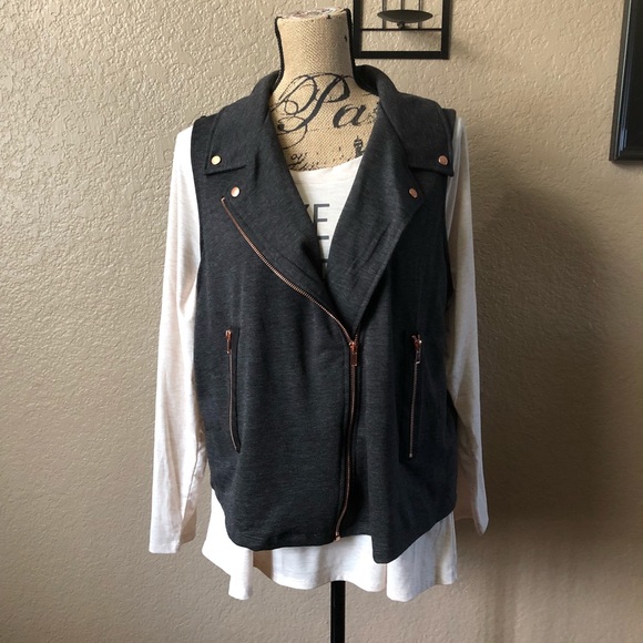 • grey vest • - Picture 5 of 7