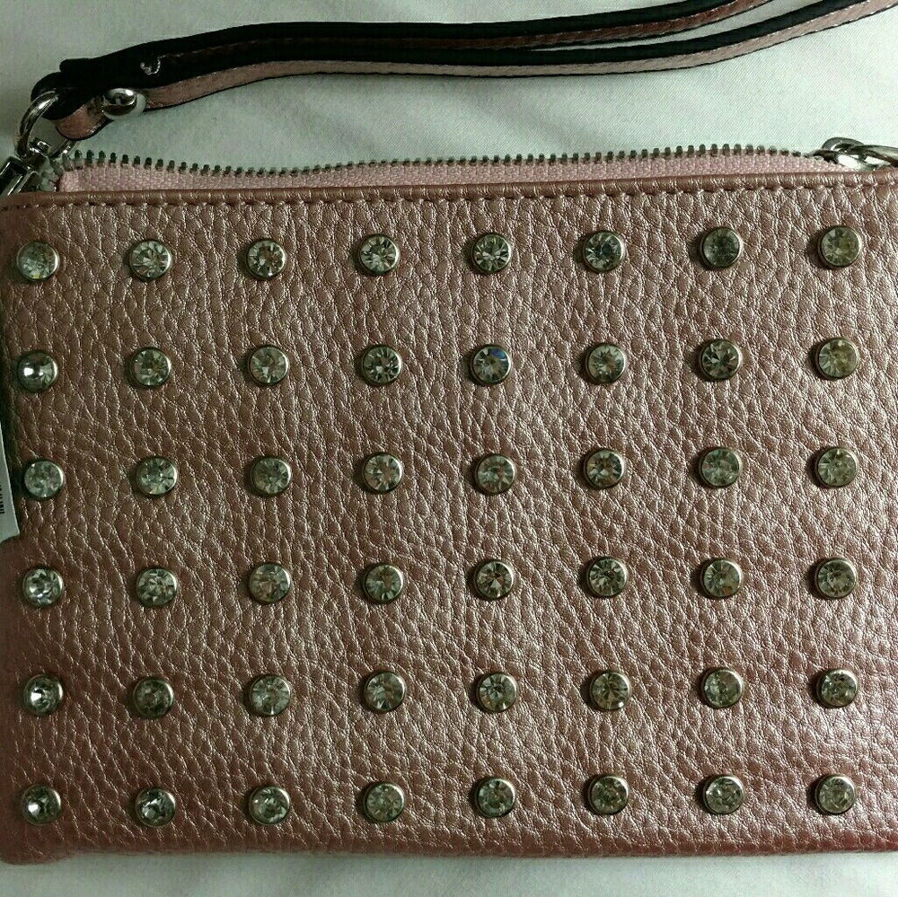 🌟NWT Metallic Pink wristlet🌟