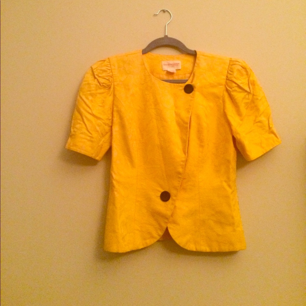 Pale orange short-sleeved button-up blazer