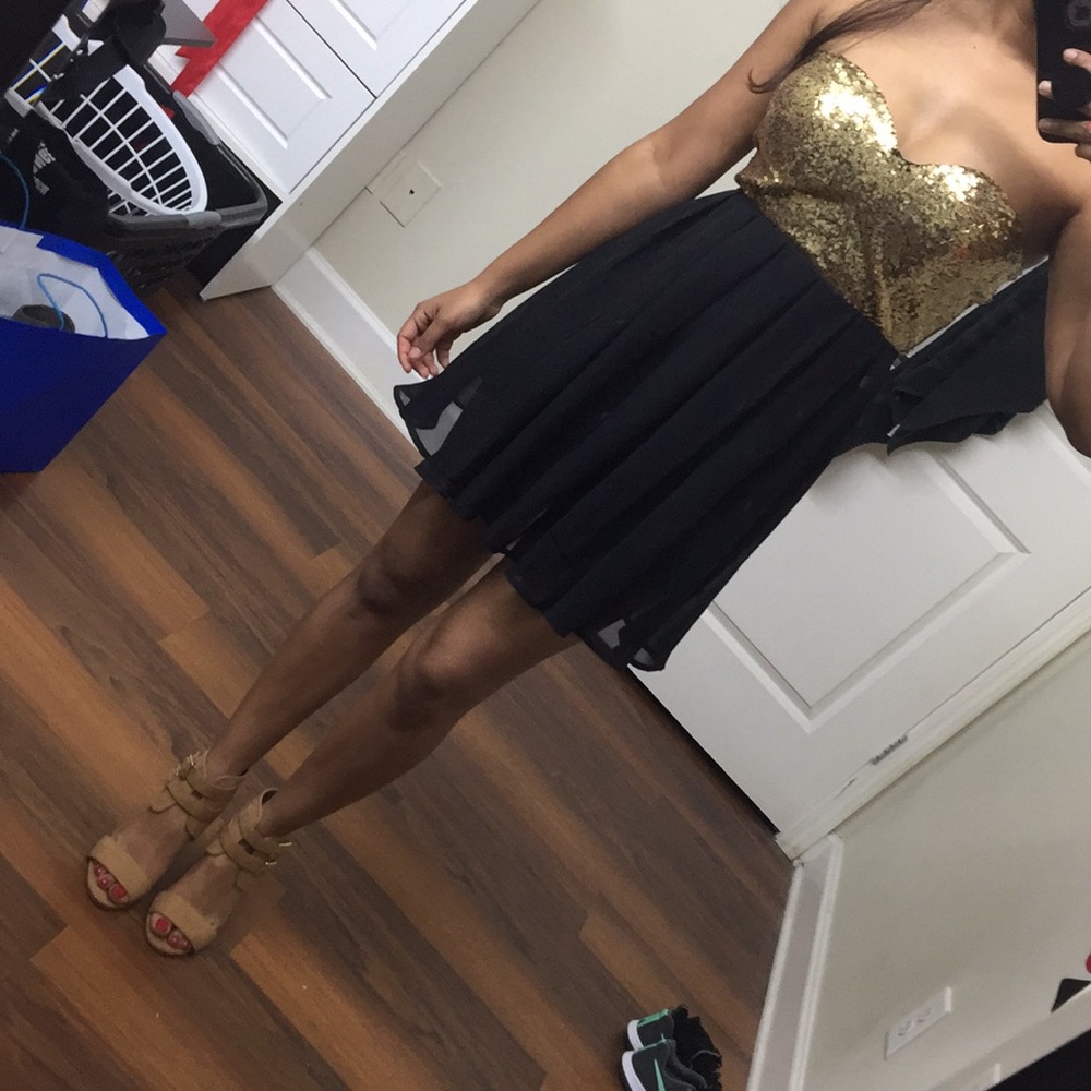 STRAPLESS GOLD SEQUIN DRESS