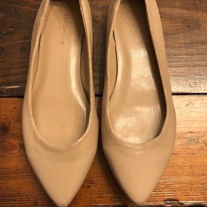 Ann Taylor nude soft textured flats