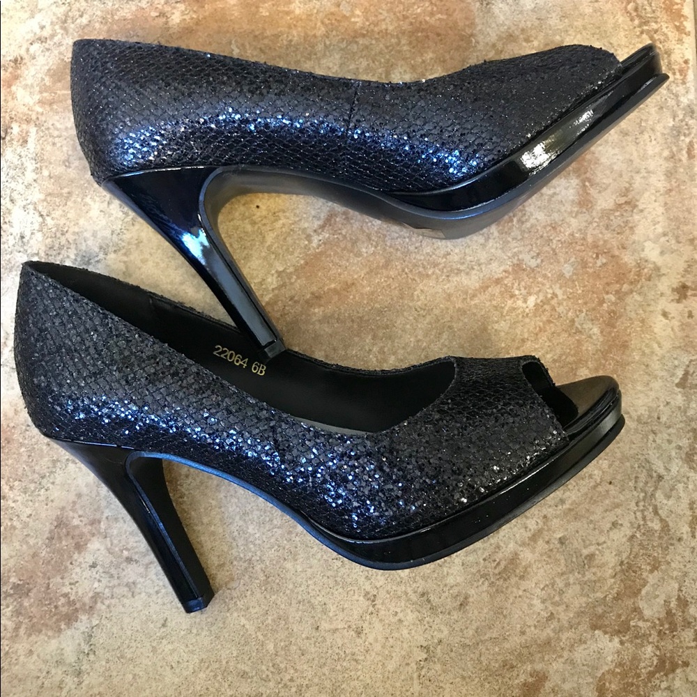 Black Glitter  Heels ️NWT