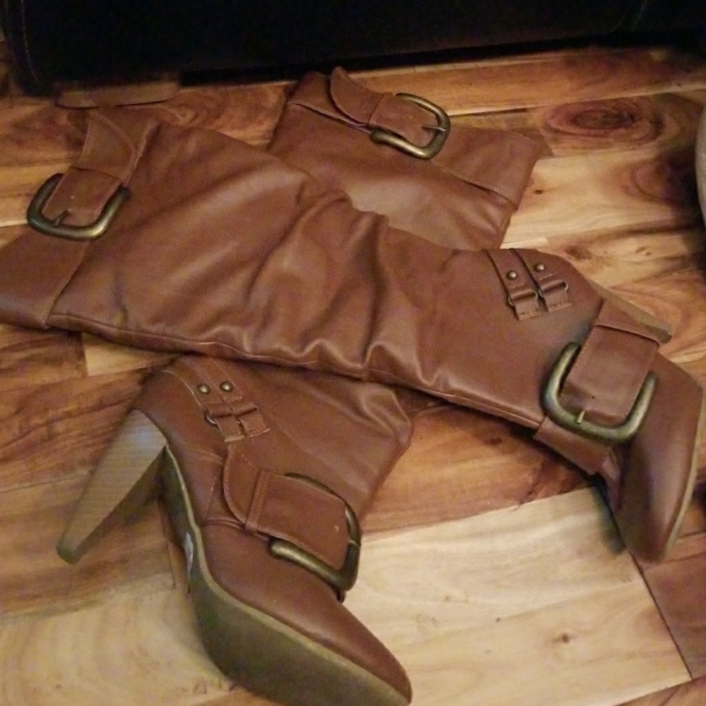 Brown boots w) buckle