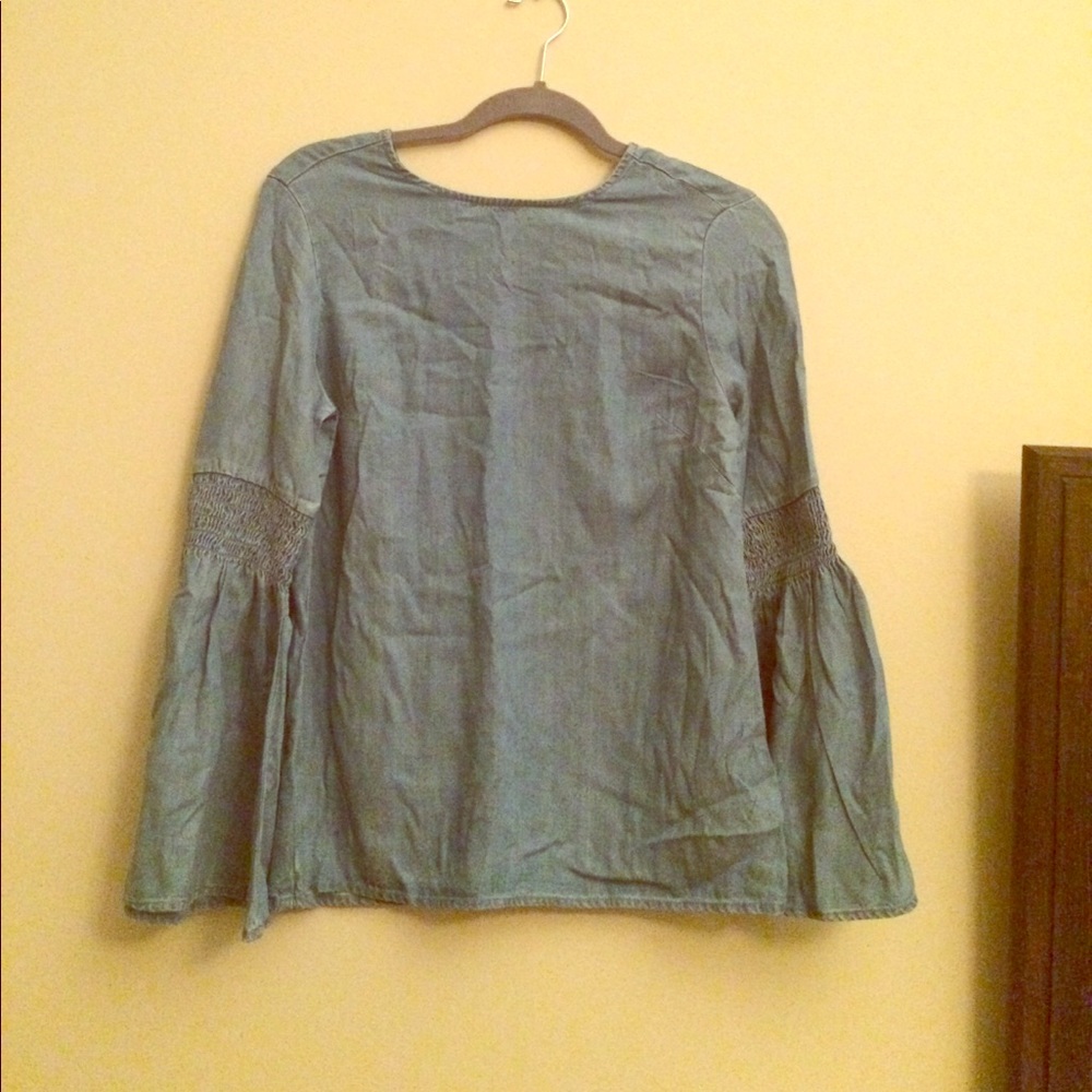 Long sleeved jean blouse with elastic mid-sleeve