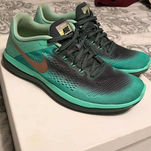 Nike Shoes - Nike Flex Run