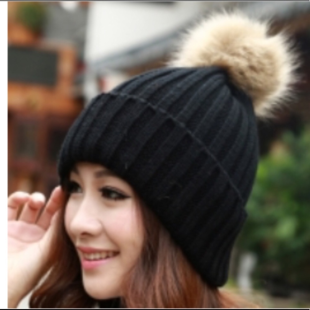🌿BLACK POM POM BEENIE🌿ONLY 1 LEFT!!