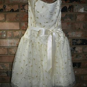 Beautiful flower embroidered Jessica Mcclintock