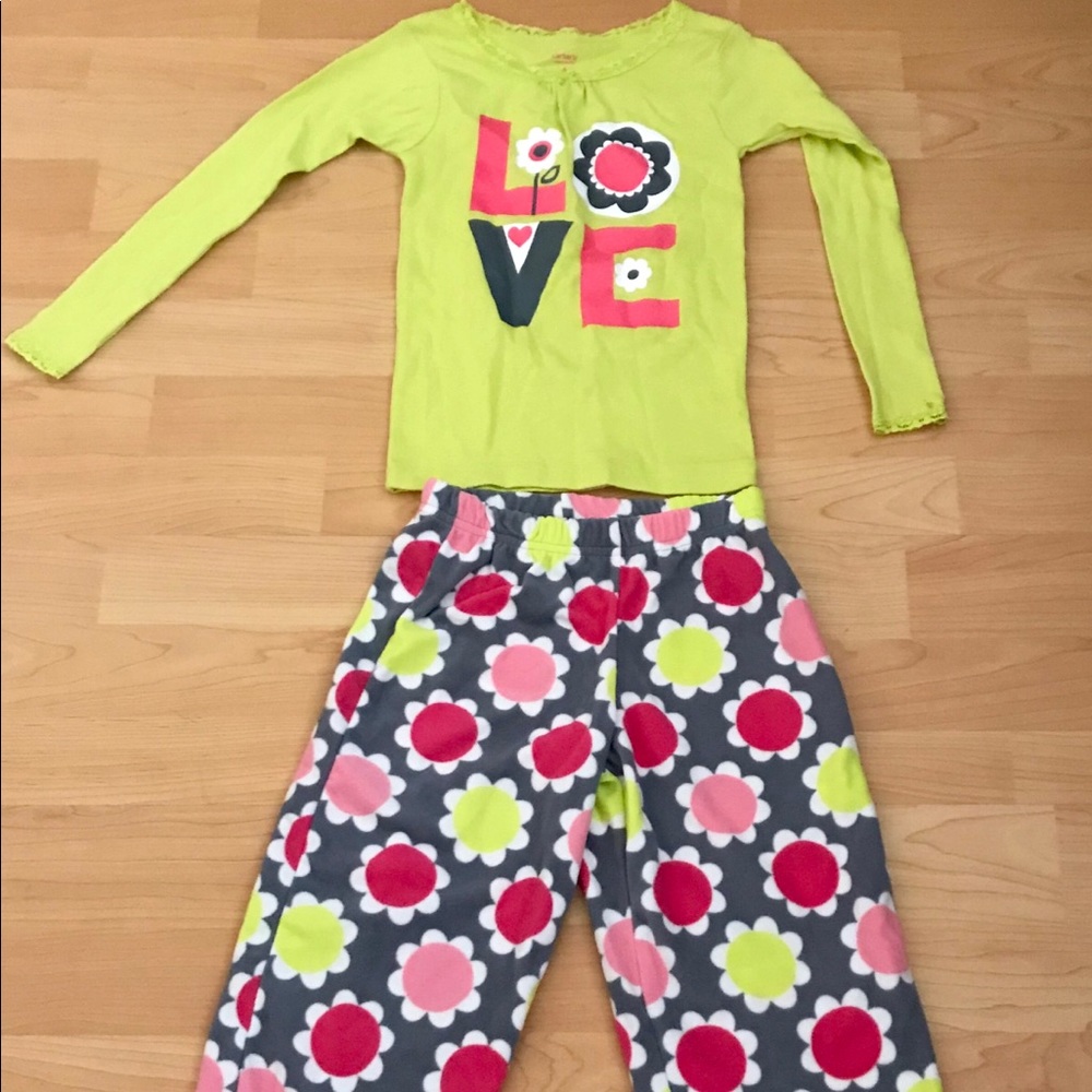 Girls 2 piece Floral pajama set. Size 4T