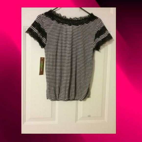 Pretty stripe top with lace - Picture 2 of 3